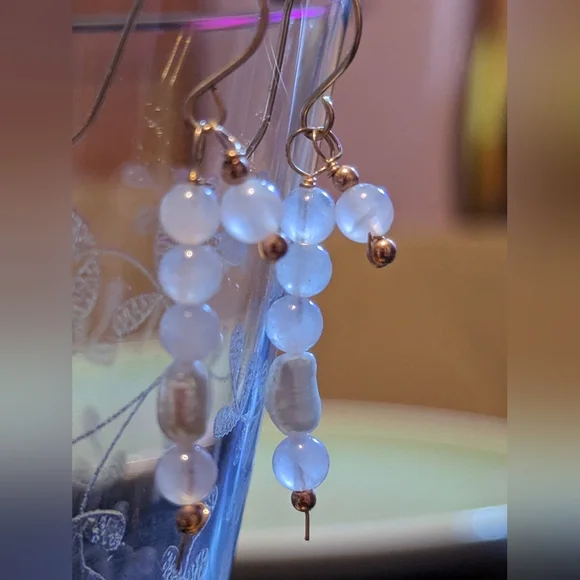 Pretty, dainty rose quartz & natural pearl earrings, 14k rolled gold, in giftbox - Picture 4 of 6